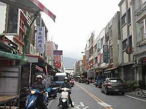 バスターミナル周辺の商店街
