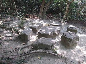公園内には、石で造られた椅子とテーブル？が数か所ありました