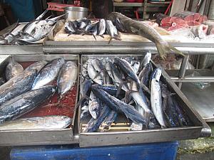 魚屋さん。海に近いのでお魚が新鮮。トビウオがありました