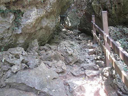 反対側から見た出口。サンゴの岩がゴロゴロした道です