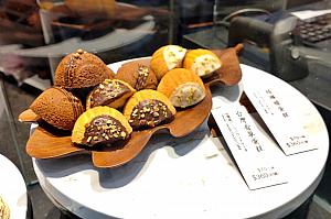 お茶味のシフォンケーキやミルクレープなど。櫟(くぬぎ)の実型のパウンドケーキもかわいい♪