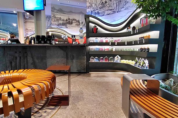 そして、店内の片隅にあるベンチではドリンクやソフトクリームなども楽しめます。