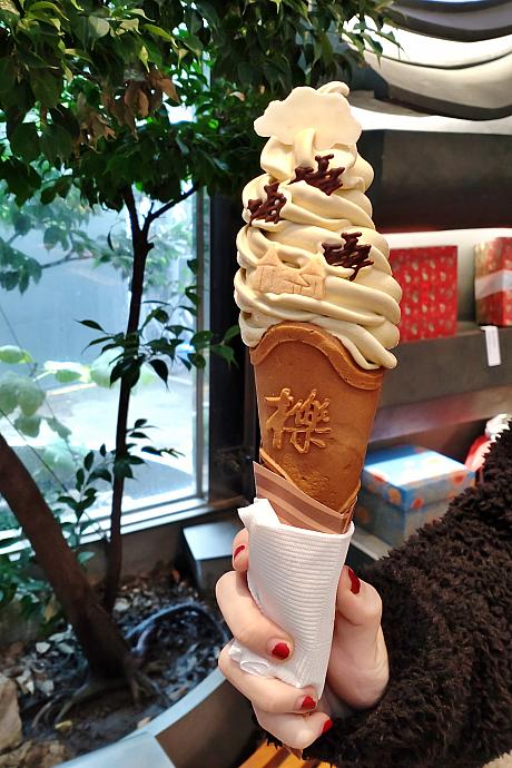 トッピングもキュートなソフトクリームをオーダーしてみました。鐵觀音・紅玉紅茶・日月潭紅玉紅茶・松柏嶺綠茶・高山烏龍茶・伯爵茶などのお茶類と牛奶糖焦糖・66%加勒比巧克力・梵尼蘭牛奶などその他のテイストが各１種ずつ日替わりで提供されています。(トッピングは選べません)
