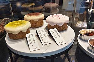 お茶味のシフォンケーキやミルクレープなど。櫟(くぬぎ)の実型のパウンドケーキもかわいい♪