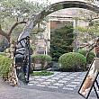 オープンは2019年初夏。その後ほどなくしてコロナ禍に見舞われたためクローズしていた時期もありますが、2023年ひっそりとReオープンして現在に至ります。門をくぐってお庭を抜けた先に店舗入口が。もう、これだけで気分がアガる素敵な造り♡