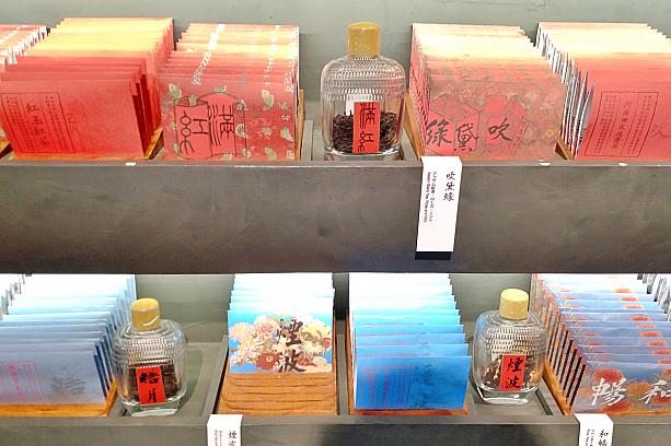 メインに扱うのは台湾茶。ウーロン茶、紅茶、ハーブ茶、ノンカフェ茶、客家酸柑茶など異なる味わいの各種茶葉＆ブレンド茶が種類豊富に並びます。