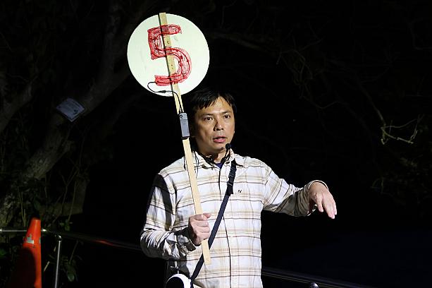 ここからはガイドさんの後について、坂道を登っていくだけ。日頃運動不足のナビはぜーぜー言いながら登りましたが、周りの台湾人は元気満々！すると、ホタルスポット前の最後の街灯に到着！ここからは、静かに、極力光を出さないように気を付けて！(どうしても照らしたいときは懐中電灯などに赤いフィルムをつけて！)暗闇に目が慣れてくると……