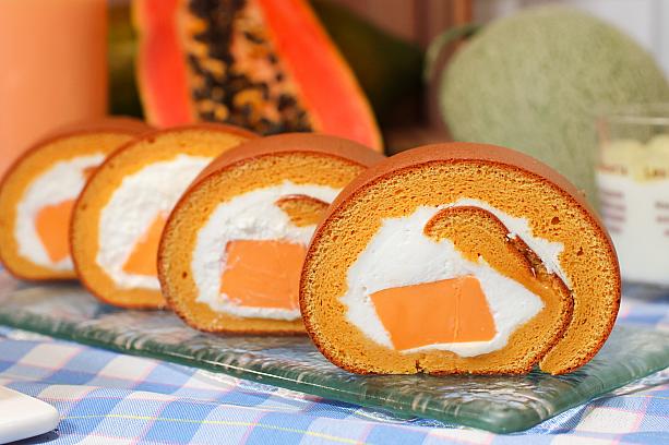 パパイヤミルクの味わいをパンナコッタにしてギュッと濃縮して、パパイヤミルク味のスポンジと北海道ミルクの生クリームでロールに。ひと口含むと、ぽわわわわ～～んと、あの「統一木瓜牛乳」の味わいが広がります♪わわわっ、食べるパパイヤミルクって感じです！そして、何気に日台コラボスイーツでもあるんですね～うれしいっ♪