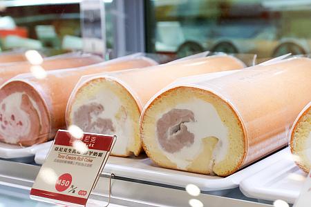 夏の特別メニュー以外にも、気になるテイストのお菓子がいっぱいです。台湾らしいタロイモのロールケーキ「鮮芋奶霜生乳捲」は北部のショップで販売！台中以南のショップには台湾中南部限定のパイナップルのロールケーキもあるそうですよ！ロールケーキはどれも軽～い味わいだから、小サイズ(12cm)なら2人でペロリなはず。お土産には難しいかもしれないけれど、ホテルのお部屋で楽しんでみてはいかが？