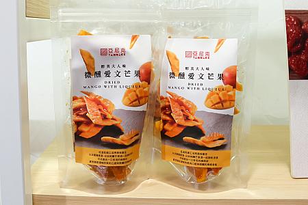 ドライマンゴーやドライトマトもありました。<br>リンゴを原料とする蒸留酒「カルヴァドス」と日本のマンゴー酒につけたマンゴーを、通常の時間の2倍の低温乾燥製法でおいしさを閉じ込めた大人なドライマンゴーが気になります♡ドライトマトも「カルヴァドス」と梅酒に漬けた後に乾燥させていますよ～