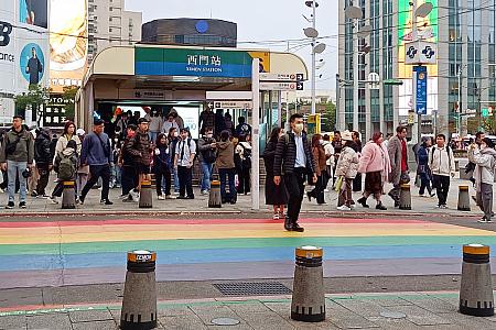 観光客に大人気の「西門町」。MRT「西門」駅出口6を出ると、TAIPEIの文字と虹が描かれた道が迎えてくれます！<br>多くの人が想像するTHE台湾グルメ「小吃」の宝庫！今回は特に人気の2店舗とナビが通い詰めるおすすめ店、そして最近何かと人気のスイーツ店をご紹介します。