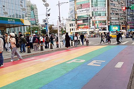観光客に大人気の「西門町」。MRT「西門」駅出口6を出ると、TAIPEIの文字と虹が描かれた道が迎えてくれます！<br>多くの人が想像するTHE台湾グルメ「小吃」の宝庫！今回は特に人気の2店舗とナビが通い詰めるおすすめ店、そして最近何かと人気のスイーツ店をご紹介します。