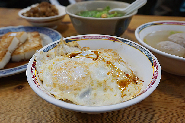 「天天利美食坊」で人気なのは「滷肉飯(ルーロー飯)」に半熟蛋をのせた(滷肉飯＋荷包蛋/大70元・小50元)。実はほかのお店でも「滷肉飯」と「荷包蛋」を注文すれば、似たようなものにありつけます。