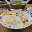 「天天利美食坊」で人気なのは「滷肉飯(ルーロー飯)」に半熟蛋をのせた(滷肉飯＋荷包蛋/大70元・小50元)。実はほかのお店でも「滷肉飯」と「荷包蛋」を注文すれば、似たようなものにありつけます。