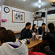 店内はかなり狭いので、見知らぬ方と相席状態で食べるわけですが、そういうローカル感がいいんですよね～！