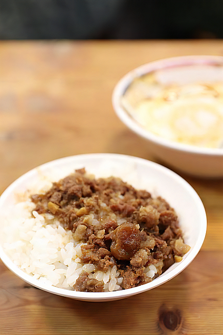 「天天利美食坊」の「滷肉飯(ルーロー飯)」は胡椒がよく効いていて、胡椒好きの方に特に人気です！スパイシーだからこそ、半熟卵の目玉焼きとの相性抜群！