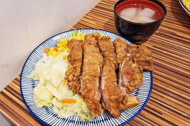 ナビは「排骨飯(135元)」一択！おかずが3種類ついてくるのですが、酸菜は辛いので、いつも青菜に変えてもらっています。もうひとつも辛い時は全部青菜にしてもらうことも！
