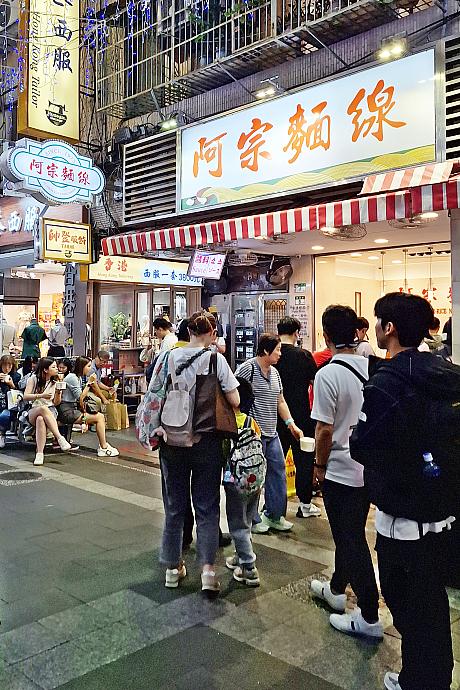 すると、大行列が目に入ってくるはず！行列覚悟で列に並ぶと、回転が速いので、見た目よりも時間はかからず番が巡ってきます。