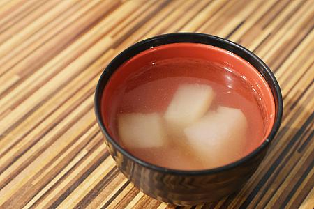 そしてね、平日のランチタイムなら薬膳スープが無料！このスープ、滋味深くてほっとする味なんです。そしてお代わり自由なんて、最高！この時間帯以外の時は＋20元でスープとドリンクを付けることができますよ。