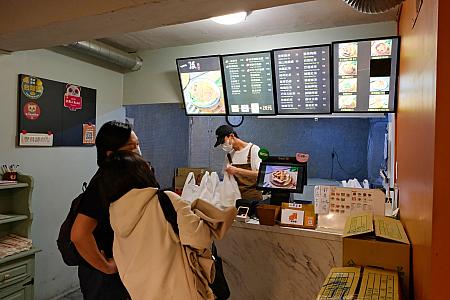 階段を下りて回り右をすると、注文カウンターがあるので注文を！中国語がわからない……そんな人も安心して！実は日本語堪能なスタッフがいるので、日本語でもコミュニケーションが取れます。