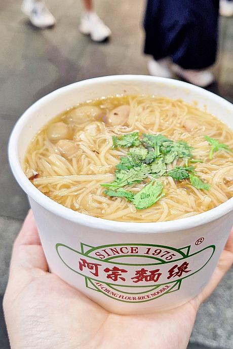 「阿宗麺線」には椅子が少しある程度で、イートインスペースがないので、みんな立ち食べ～！これも雰囲気があっていいですよね！