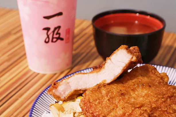 しかも、排骨の厚みがすごいんです。1cmはゆうに超える厚さ！
