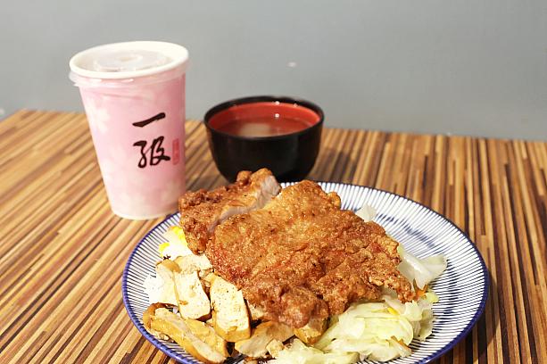 注文後、席で待っているとやってきました～！見てください、このボリューム！甘じょっぱいくせになる味付けがたまりません。