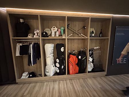 入口から入ったところから見える棚には、ゴルフ用品が展示されていて、一部は販売されています。これを見たらますます気分が高まり、ラウンドしたくなっちゃう！