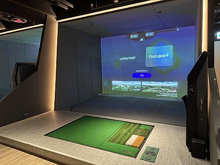 オープンスペースは、後方にテーブルとソファーがあるので、クラブハウスでくつろぎながら世界各地のゴルフコースをバーチャル体験できるのが魅かれるところ。屋外のコースを回る自信がない方、技術的に未熟で不安がある方は、練習用の設定もあるので、初心者でも大丈夫！費用は人数に関係なくオープンスペースのコースは1時間1000元です。