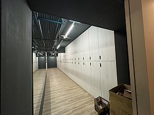 【雨の台北】オフィス街に誕生した新スポット・シミュレーションゴルフ場「Tee Time」で天候を心配することなくゴルフを楽しもう！ ゴルフ ゴルフ場 室内 打ちっぱなし パター カクテル シミュレーション Golfzon パットビューTeeTime