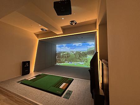 【雨の台北】オフィス街に誕生した新スポット・シミュレーションゴルフ場「Tee Time」で天候を心配することなくゴルフを楽しもう！ ゴルフ ゴルフ場 室内 打ちっぱなし パター カクテル シミュレーション Golfzon パットビューTeeTime