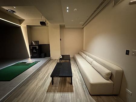 実際にショットやラウンドを試してみたのですが、ショットの場所ごとにデュアルプレート（足場になるところ）の傾斜が変わったり、フェアウェイ、ラフ、バンカーのマットもあり、より現実に近いゴルフが楽しめます。練習用だと、自分のフォームや打球の速度や角度などを細かくチェックできる機能もあるので、レッスンプロの指導と合わせて活用していけば、すぐに外のコースデビューもいけそうな気がしてきます。都会のど真ん中でゴルフも悪くないですね～！
