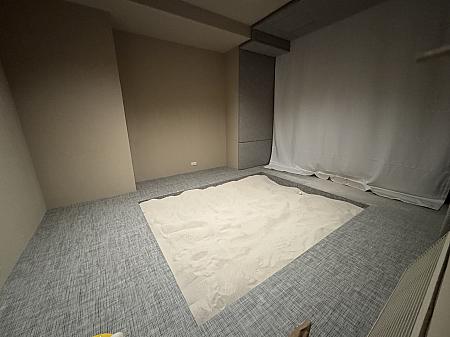 個人の練習用スペースもあり、必要以上に周りの目を気にしないで集中できるのもいい！まだオープンしたばかりで、整備中ですが、実際のゴルフ場の砂を用いて作ったバンカーの練習スペースもあり、外のコースを回った時に活かせる技術も身につけられそう！