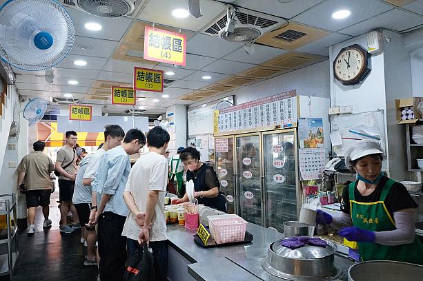 でも……どっちも食べたいんです。って人も多いはず。その時は「燒餅排隊專區」へどうぞ。燒餅などを受け取った後に、お会計ブース「2」か「3」に並べば、後ろから手を回して湯包をもらってきてくれます！