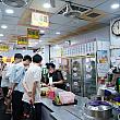 でも……どっちも食べたいんです。って人も多いはず。その時は「燒餅排隊專區」へどうぞ。燒餅などを受け取った後に、お会計ブース「2」か「3」に並べば、後ろから手を回して湯包をもらってきてくれます！