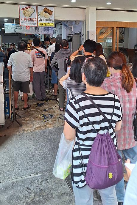 それ以外の人が右側の「燒餅排隊專區」に並びます。湯包と燒餅以外のものを食べる方もこの列に並べばいいですよ～！
