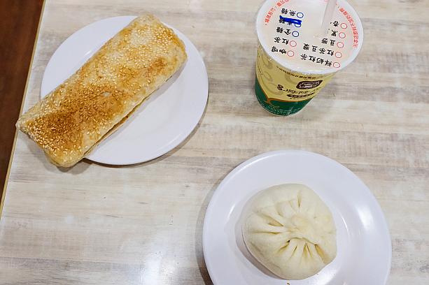 それでは食べていきましょう！ナビはこの前に丹丹漢堡を食べてきたので、２人なのに、「湯包30元」「燒餅＋蔥蛋48元」「半糖豆漿22元」だけを注文！