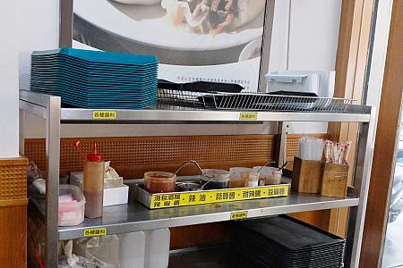 調味料やお皿などはセルフサービスです