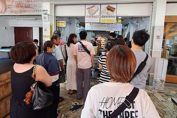ガイドブックにも載っているし、地元民もおすすすめするしで、毎日行列ができています。さぁ～て、列に並ぼうかな？って、列が2つあるんですけど！！