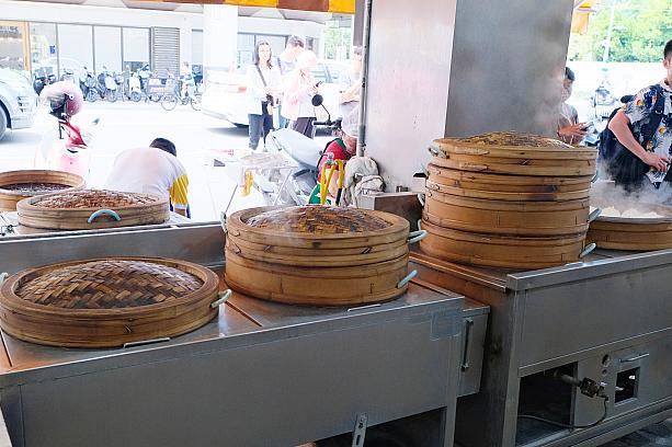 大きなせいろで蒸しているのに、出来上がったら飛ぶように売れてしまう納得のお味！