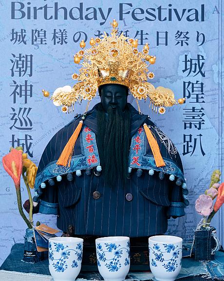 見てください！城隍老爺が着ているのは、持続可能な生地で特別に作られた衣装。スーツを着ている城隍老爺、神様なのに親しみやすくなったように感じるのはナビだけ？失礼かもしれないけれど……かわいい！<br>ちなみに、スーツ着用城隍老爺は6月13日までは様々なイベントに参加し、6月14日から6月30日には「House of Story Wear永續百貨」におられるそうです！<br>画像提供：Story Wear