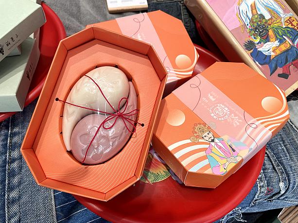もっと手軽に『City God B-Day Festival 城隍壽趴，潮神巡城』を味わうなら「House of Story Wear永續百貨」で販売しているグッズがおすすめ！<br>まずは台湾好きの日本人にはお馴染みの迪化街の大人気石鹸＋コスメのお店「大春煉皂」とのコラボし。陰と陽の形をしたお洒落な石鹸セット！