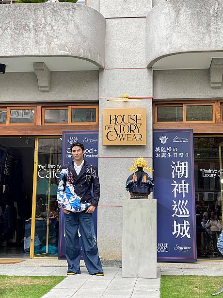 城隍老爺のスーツ、格好いいから着てみたい！そんな思いもきちんと叶えてくれるのがにくいところ。城隍老爺とほぼほぼ同じタイプのスーツを1着限定で作り上げたんです。そんな貴重な1着を着てオープニングセレモニーに登場したのは、俳優でありアーティストでもある鳳小岳さん。
