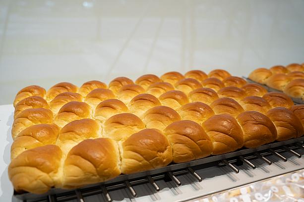 看板メニューの手ちぎりパン「手撕包」は、ふわふわ食感がたまりません。ナビのおすすめはニンニク風味。