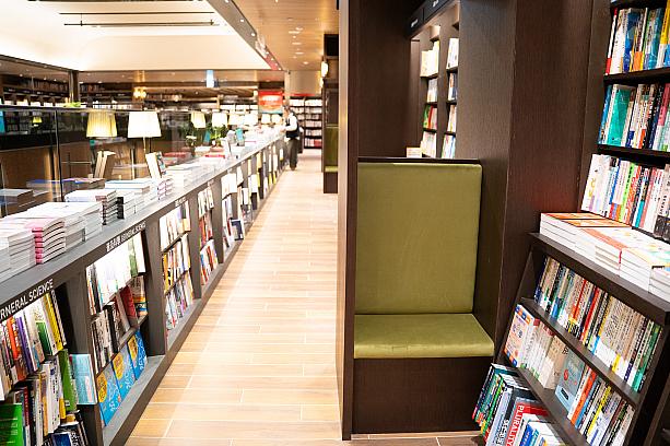 蔵書量に圧倒されました！しかも内装がとっても美しい〜！