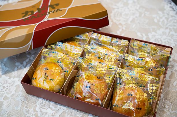 サクサク生地に麦芽糖の餡が入った太陽餅に似たお菓子なのですが、トッピングのゴマが香ばしく、ほんのり感じる塩味とのバランスも絶妙。これはマストバイです！
