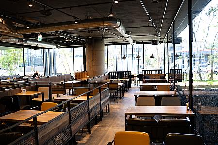甘いものだけじゃないですよ、台南発のブランチ専門店「光合箱子」では、自然光が入る明るい店内で、季節の野菜とフルーツがもりもり乗ったプレートをいただきました。旅先では野菜不足になりがちなので、ナビはこういうのをたまに挟みたくなります。
