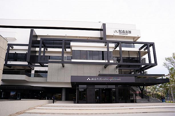 正面玄関。建物はTAC世界デザイン大賞で最高賞を受賞しているそう！