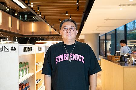 アートブックや雑誌の売り場に隣接する「StableNice Coffee Express」は、台南で話題のカフェ。