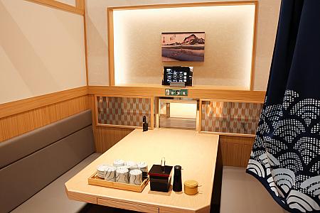 家族連れやグループ利用なら奥にあるテーブル席へ。全17テーブルはいずれも半個室。カーテン式になったのれんで目隠しすればプライベート感たっぷりで、のんびりと食事ができますよ。